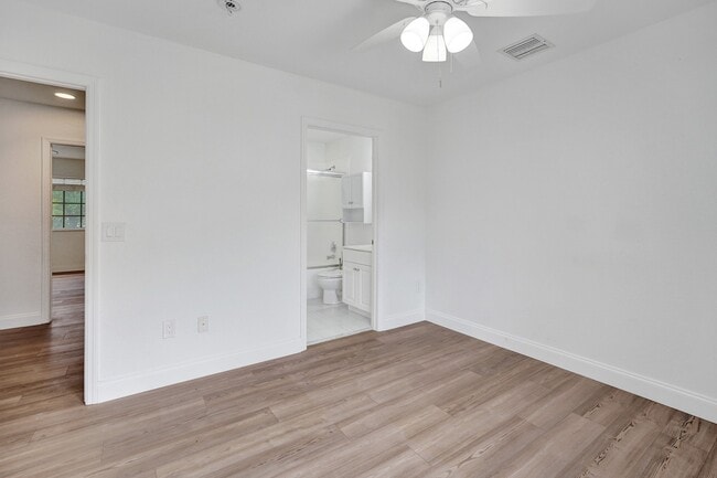 Building Photo - 2021 Island Dr