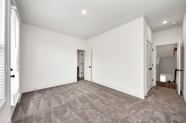 Building Photo - 6018 Knox St