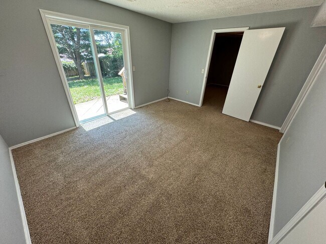 Building Photo - SPACIOUS DUPLEX in Southeast Springfield w...