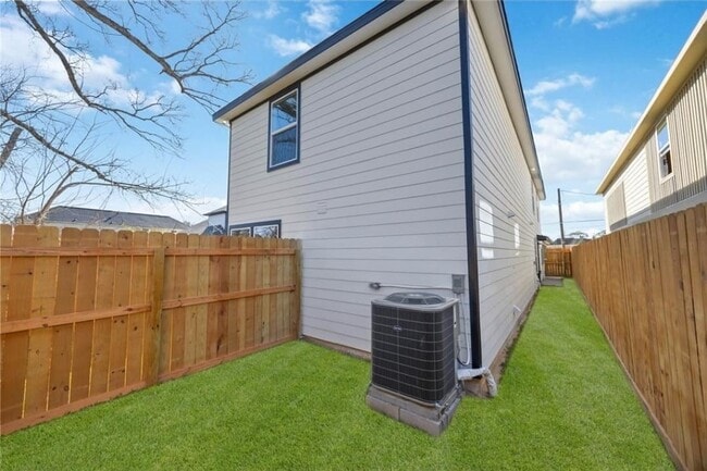 Building Photo - 2310 Wavell St