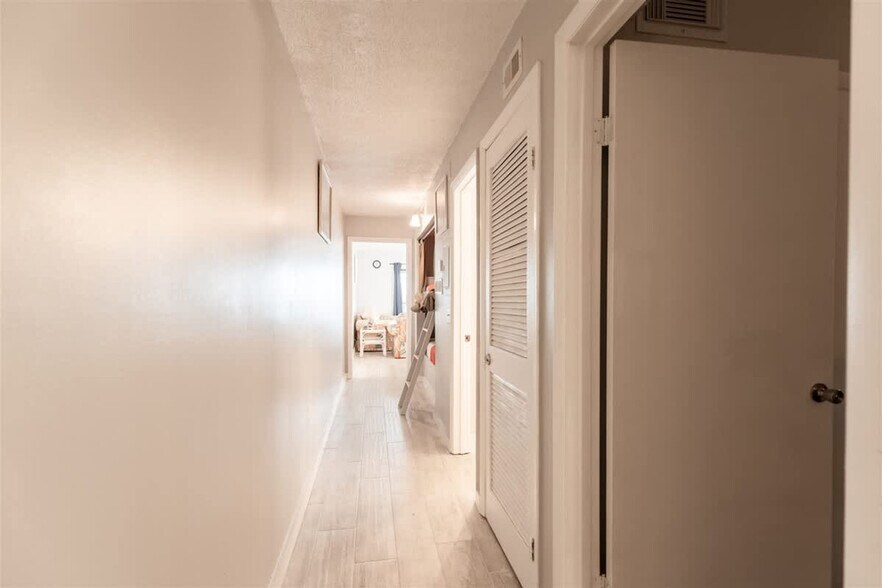 Building Photo - 8743 Thomas Dr