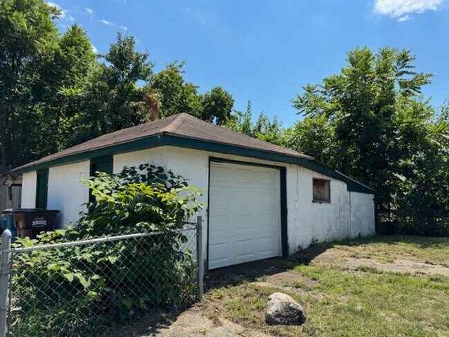 Building Photo - 3 Bedroom, 1 Bath Cape Cod Home w/Detached...
