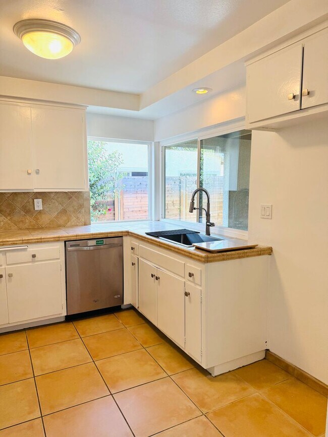Building Photo - charming single-story 3-bedroom, 2-bathroo...