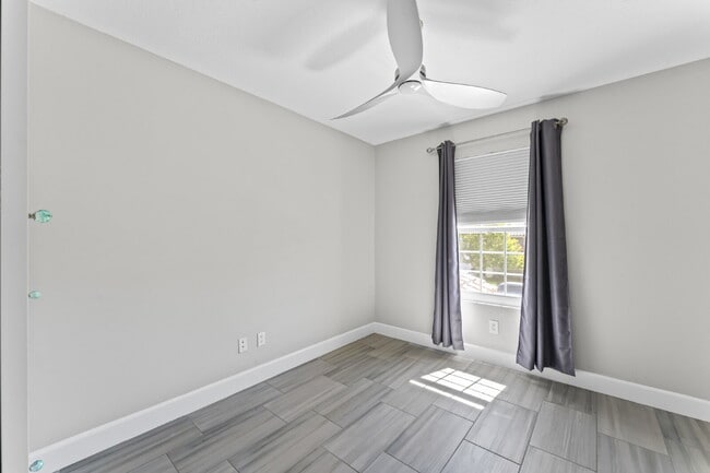 Building Photo - "Spacious 3-Bedroom Retreat with Modern Co...
