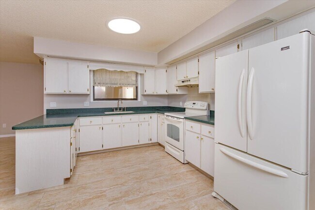 Building Photo - Spacious 4-Bedroom, 3-Bath Rental in Quiet DeBary Cul-de-Sac