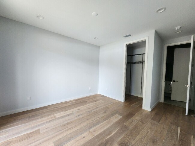 Building Photo - 532 W Plaza Pl