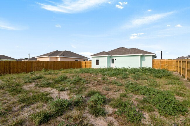 Building Photo - 2718 Maria Dr