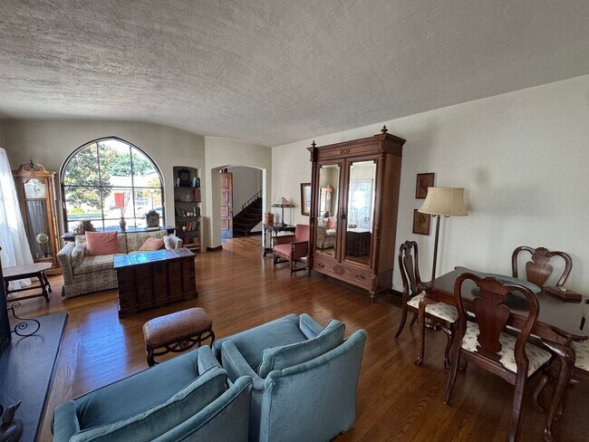 Building Photo - Spacious Spanish-Styled 3Bed/2Bath SFH For Rent in the Desirable City of Alameda, Ca!!!