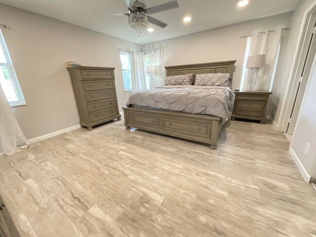 Building Photo - 5574 Royal Lake Cir