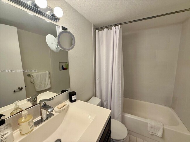 Building Photo - 770 Claughton Island Dr