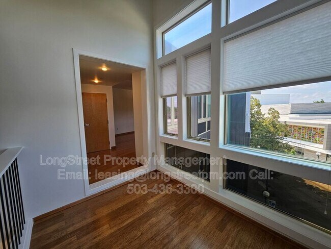 Building Photo - 12600 SW Crescent St