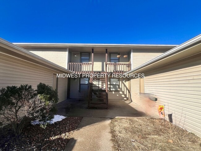 Building Photo - Freshly Updated 2 Bedroom Apartment