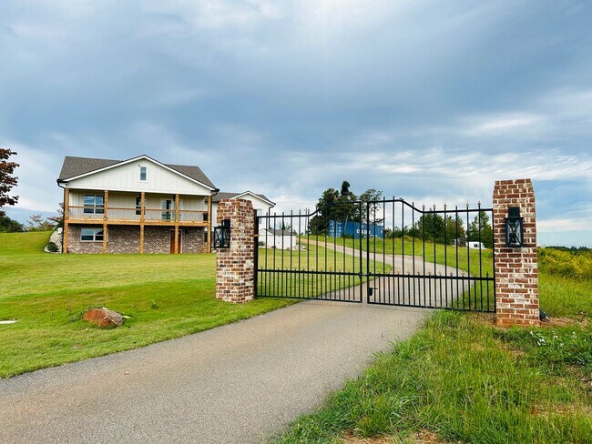 Building Photo - Stunning 4 bedroom 2.5 bath near Downtown Newnan! Must see!