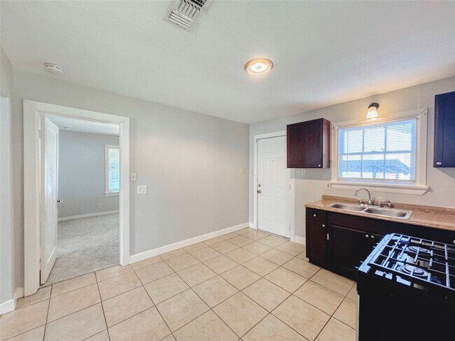 Building Photo - 6714 Dillon St