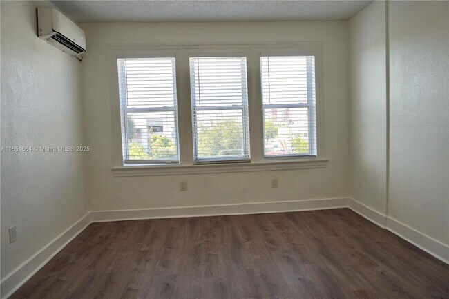 Building Photo - 501 SW 6th Ct