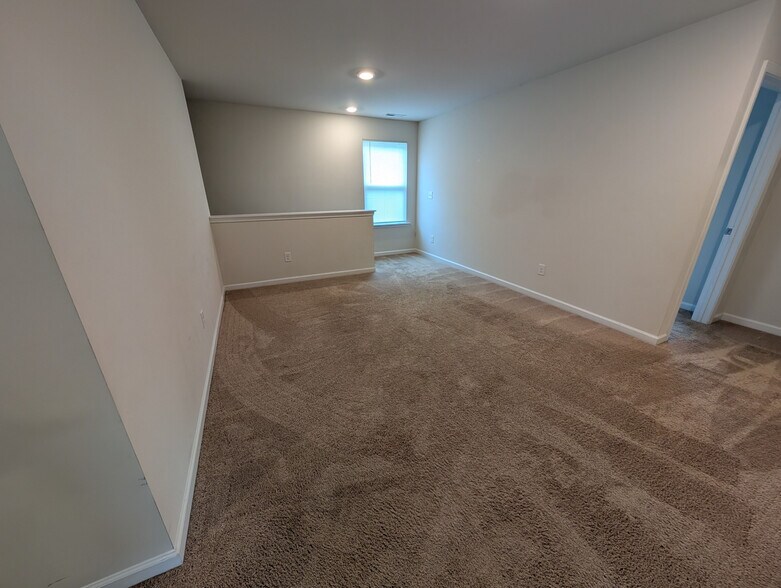 Building Photo - Room in House on Eastcott Ave