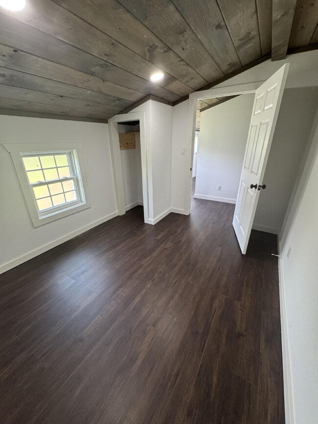 Building Photo - "Charming 2-Bedroom Duplex Retreat on Everett Road Unit B – 2 Full Baths and 1155 Sq Ft of Comfor...