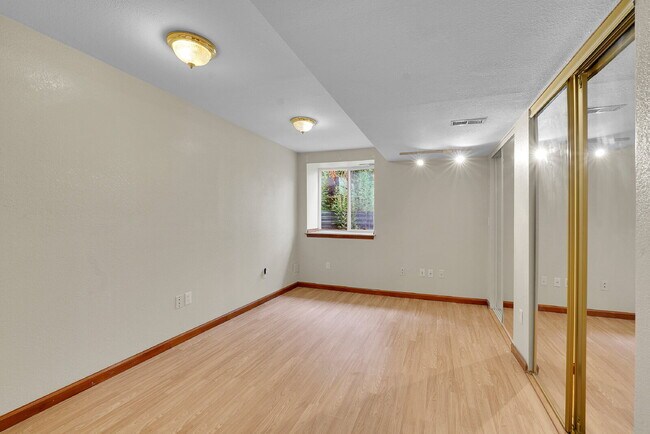 Building Photo - $2,895, 4 bed, 3 bath, located in Westmins...