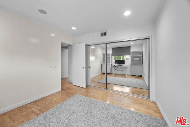 Building Photo - 1515 S Beverly Dr