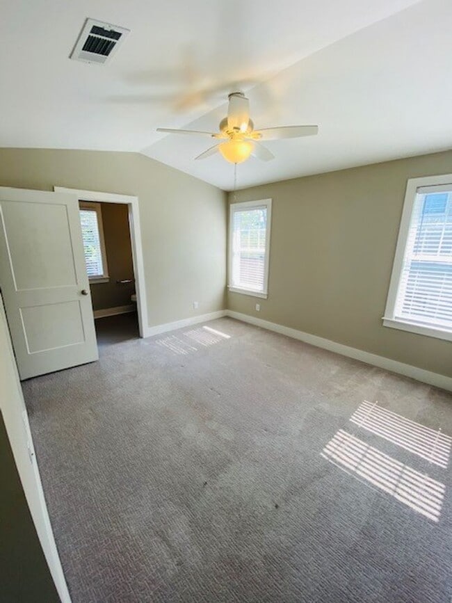 Building Photo - Beautiful 4 bedroom 4 bathroom house in th...