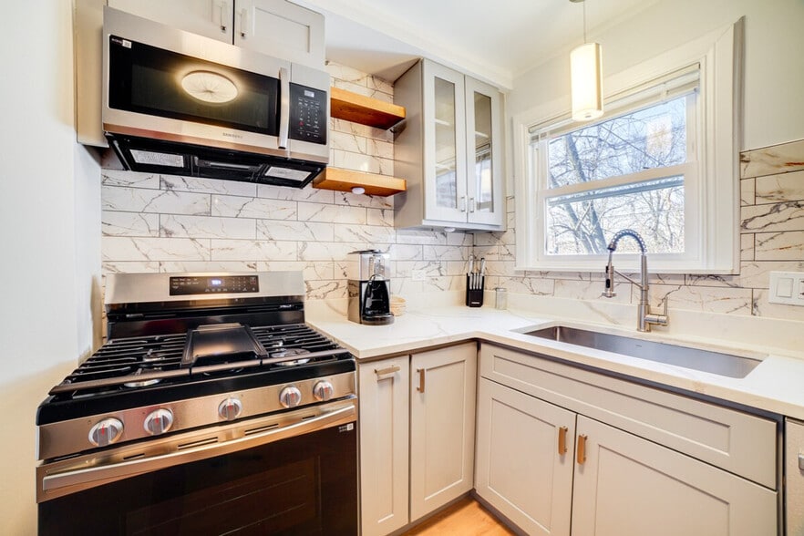 Building Photo - 9830 S Yates Ave