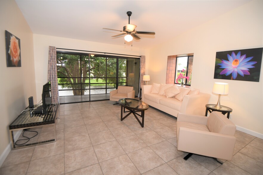 Large open floor plan. Spacious living room and dining area. - 3071 SE Aster Ln