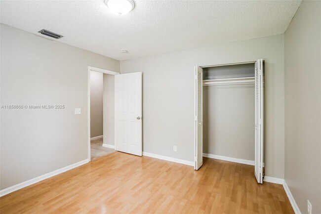 Building Photo - 899 Daffodil Dr