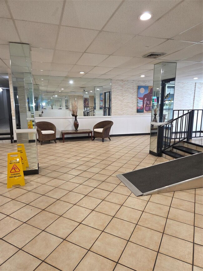 Building Photo - 4158 Inverrary Dr