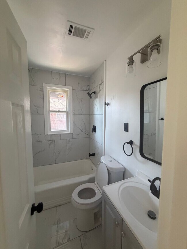 Building Photo - 890 Charles Pl