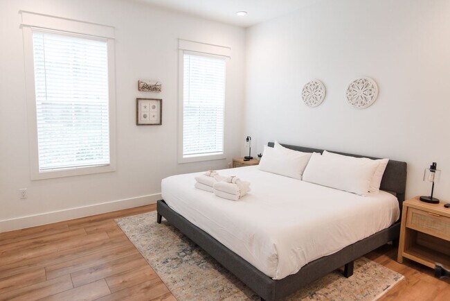 Building Photo - Elegant 4-Bedroom Home in Lakeside at Blue...