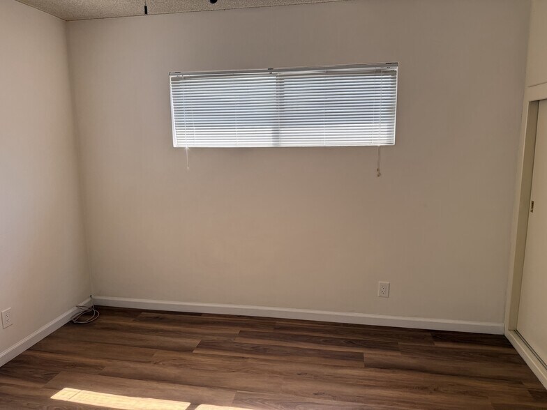 Building Photo - 330 E Fairview Ave