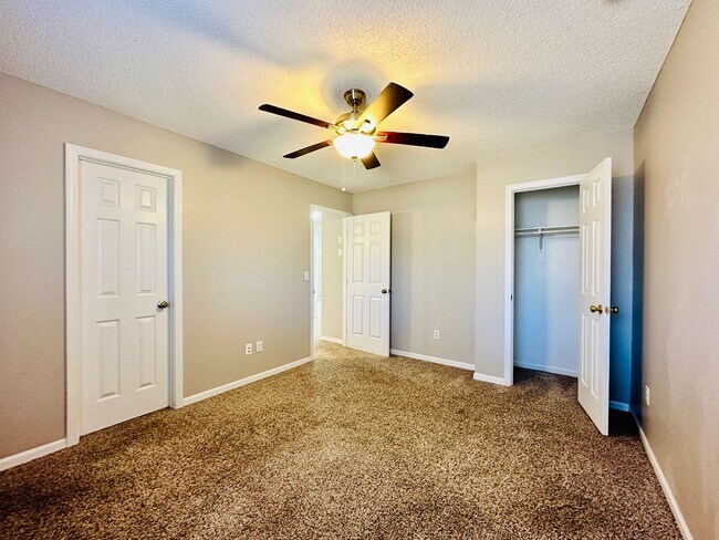 Building Photo - **BRAND NEW CARPETS** Beautiful Home in Bl...