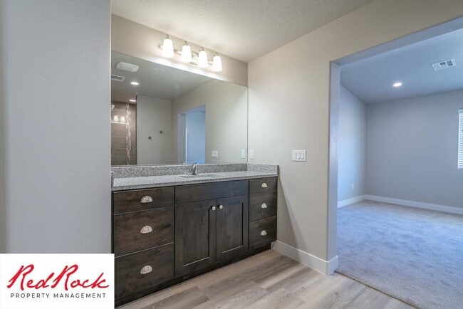 Building Photo - Spacious Townhome in Hurricane Heights
