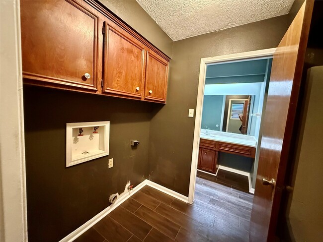 Building Photo - 16002 Havenhurst Dr