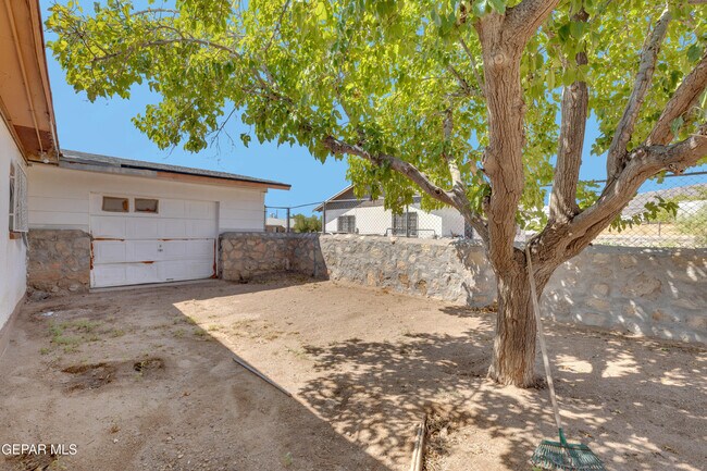 Building Photo - 4945 Sierra Madre Dr