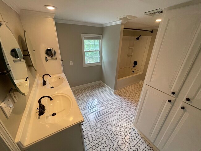 Building Photo - 845 Watson Ave