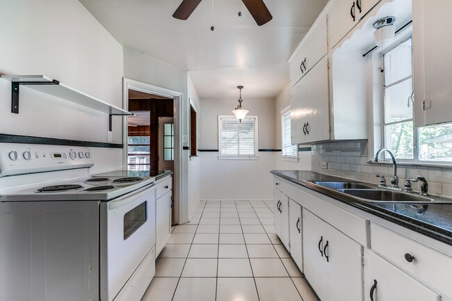Building Photo - 2-BEDROOM HOME IN MONTICELLO PARK