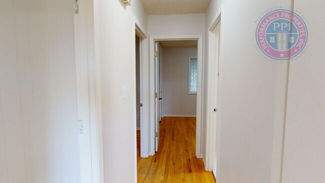 Building Photo - Lake Oswego/ Palisades - Hardwoods, Finished Daylight Basement with Bonus Rooms, Pet Friendly