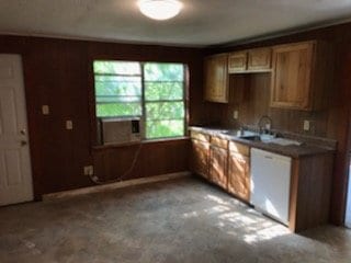 Building Photo - 2 Bedroom, 1 bath apartment in a duplex