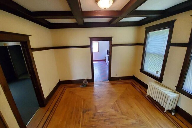 Building Photo - 725 N 9th Ave E