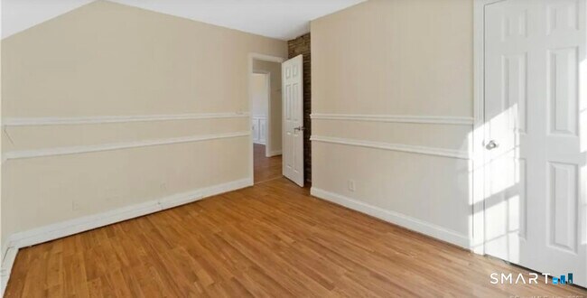 Building Photo - 204 Main St