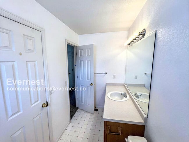 Building Photo - 502 W 114th Way