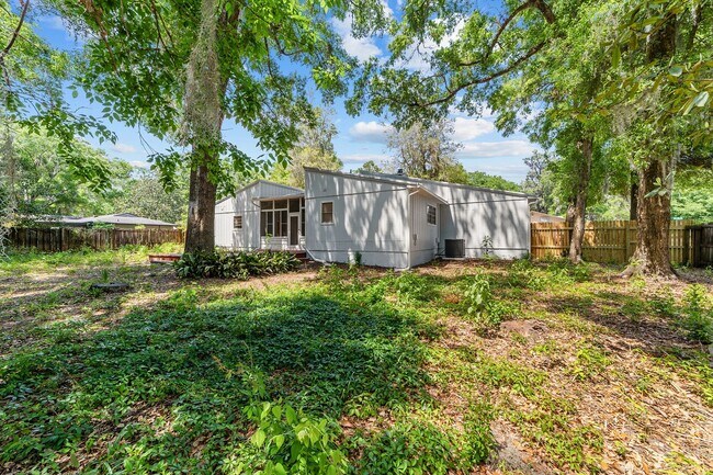 Building Photo - Beautifully Renovated 3 Bed 2 Bath Home in...