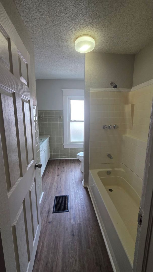 Building Photo - 3 BR/1BA | Newly Renovated Single Family Home | Great backyard | In Kansas City!