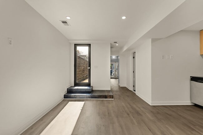 Building Photo - Bright and Spacious Terrace Level 2br in Mt. Pleasant!