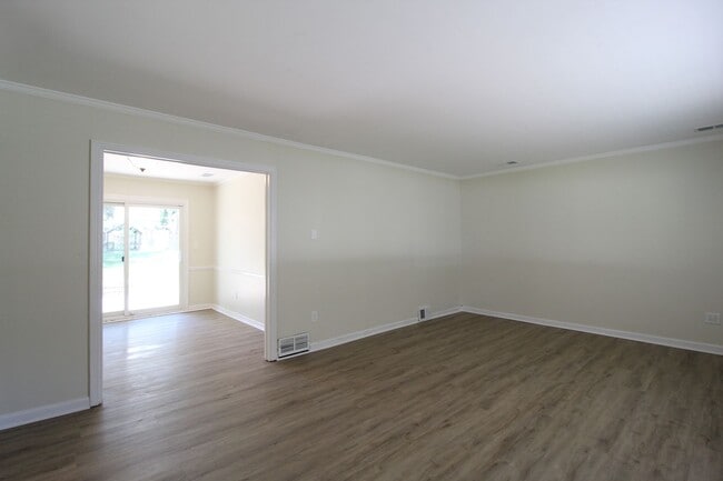 Building Photo - 2206 Somerset Dr