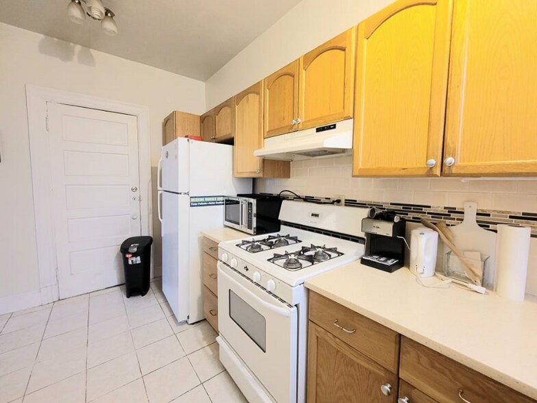 Building Photo - 1056 Beacon St