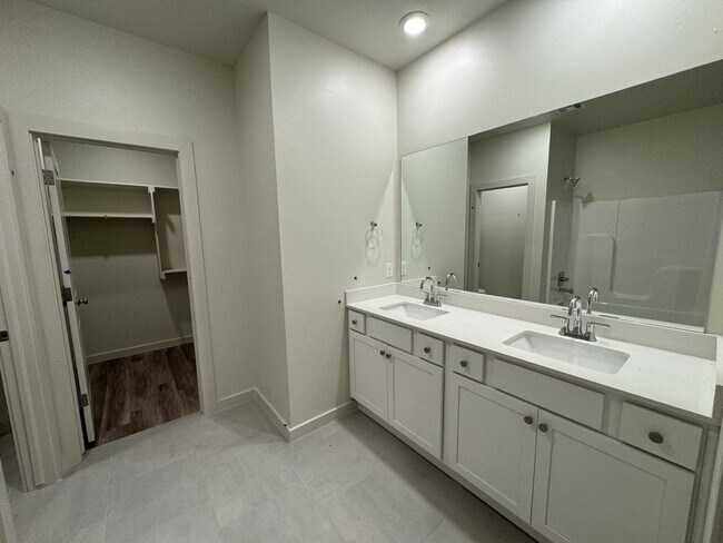 Building Photo - Luxury 3 Bedroom 2 Bathroom Duplex with 2 Car Garage in Bethany, Ok (ALL appliances included)