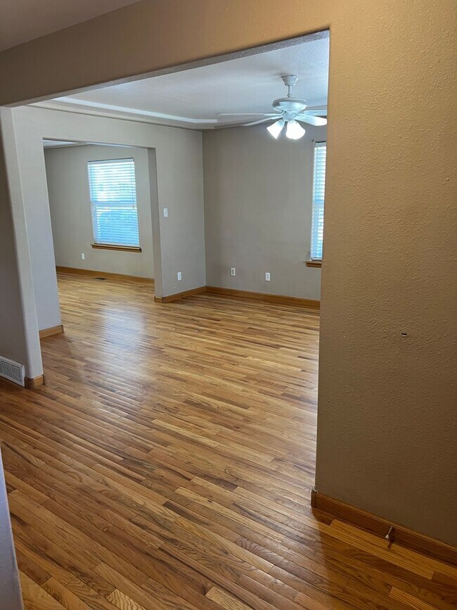 Building Photo - AVAILABLE NOW - BEAUTIFUL 6 bedroom home F...