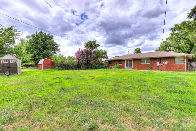 Building Photo - Spacious 3-Bedroom Home with a Fenced Yard and Easy Access to Everything!